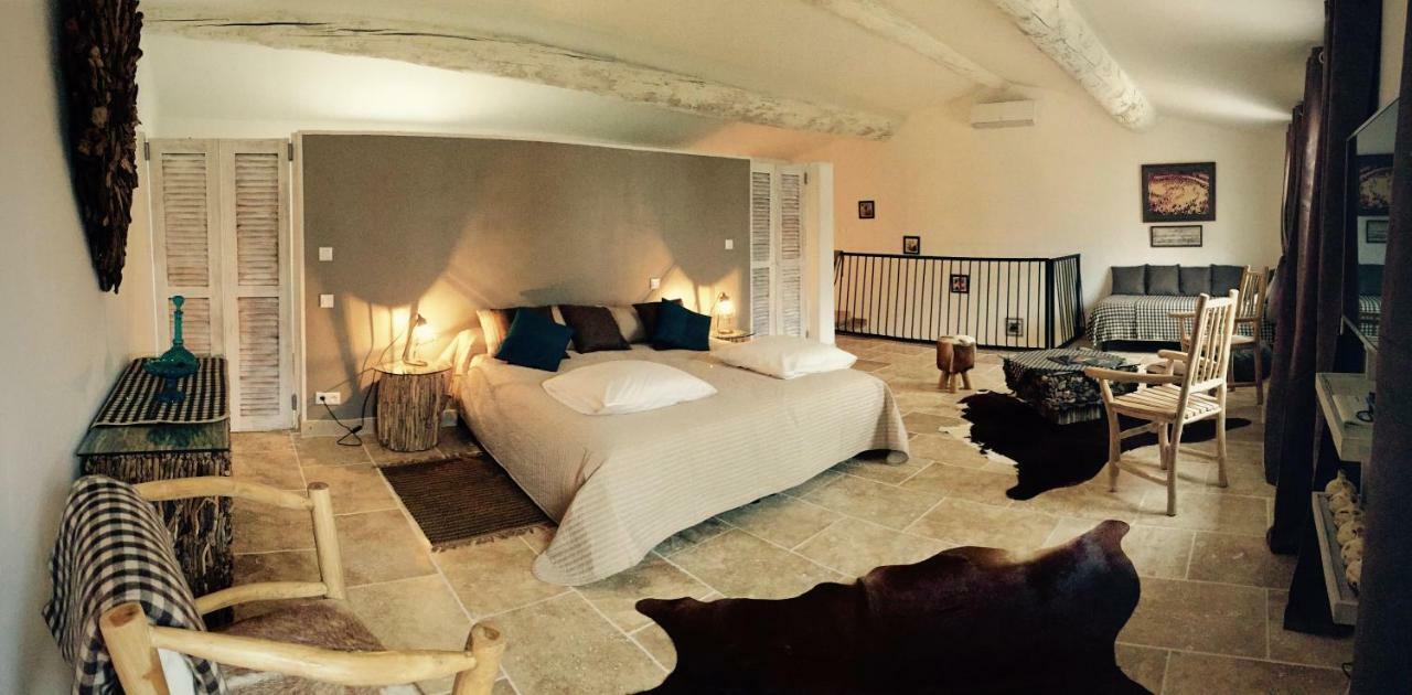 Mas Du Grand Bordes Bed and Breakfast Saint-Laurent-dʼAigouze Buitenkant foto