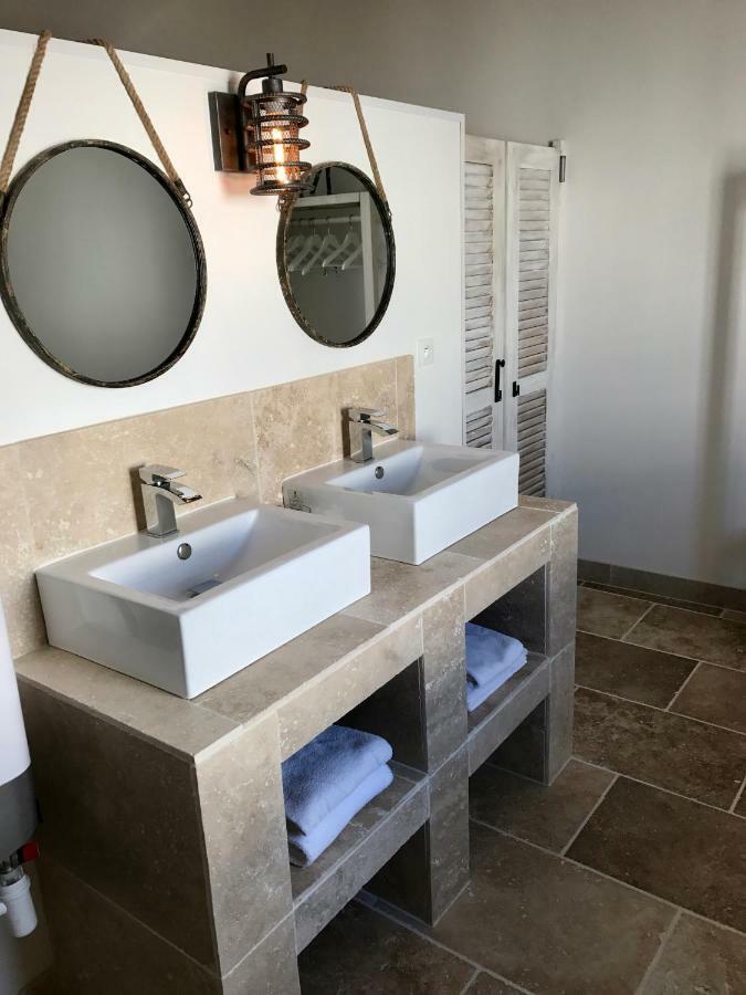 Mas Du Grand Bordes Bed and Breakfast Saint-Laurent-dʼAigouze Buitenkant foto