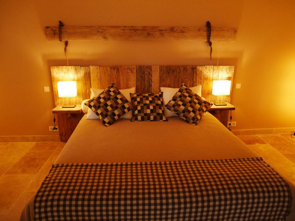Mas Du Grand Bordes Bed and Breakfast Saint-Laurent-dʼAigouze Buitenkant foto