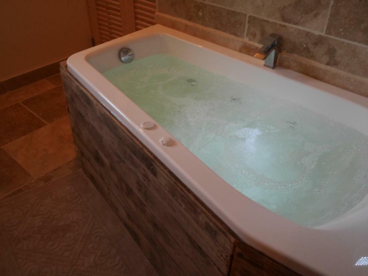 Mas Du Grand Bordes Bed and Breakfast Saint-Laurent-dʼAigouze Buitenkant foto