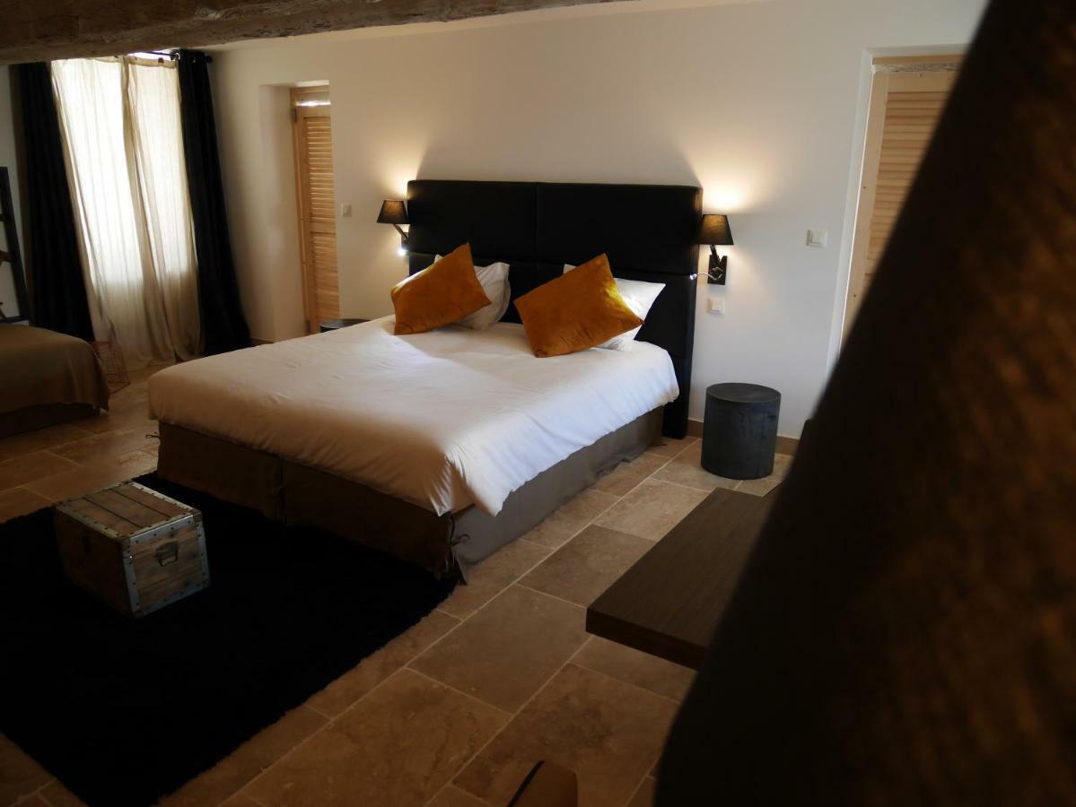 Mas Du Grand Bordes Bed and Breakfast Saint-Laurent-dʼAigouze Buitenkant foto