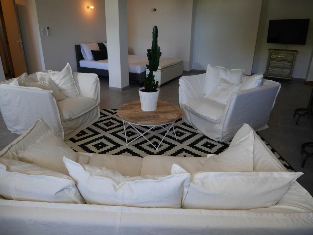 Mas Du Grand Bordes Bed and Breakfast Saint-Laurent-dʼAigouze Buitenkant foto